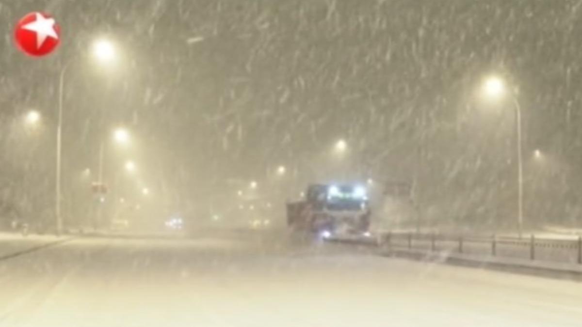 山東威海突然遭暴雪襲擊，一夜之間積雪超過20公分。（圖／上海東方衛視）