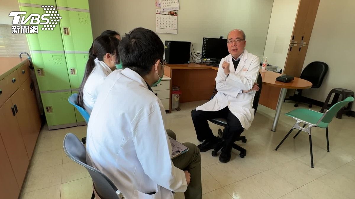 醫師除了看診之外，也在長庚大學中醫系擔任系主任。（圖／TVBS）