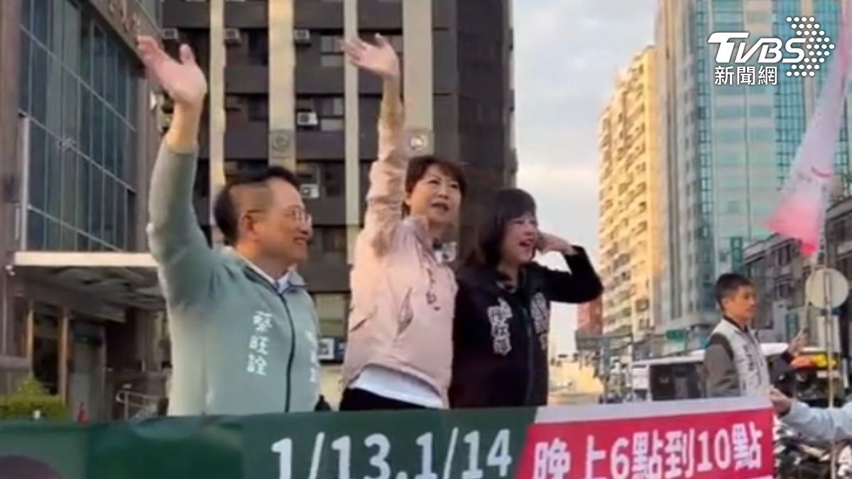 陳亭妃站路口催票，盼鄉親明晚顧電話唯一支持。（圖／TVBS）