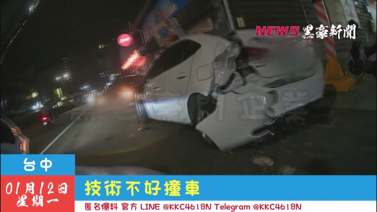 台中西屯深夜巨響！轎車失控「車尾全毀」波及路邊3機車。(圖／黑色豪門企業)