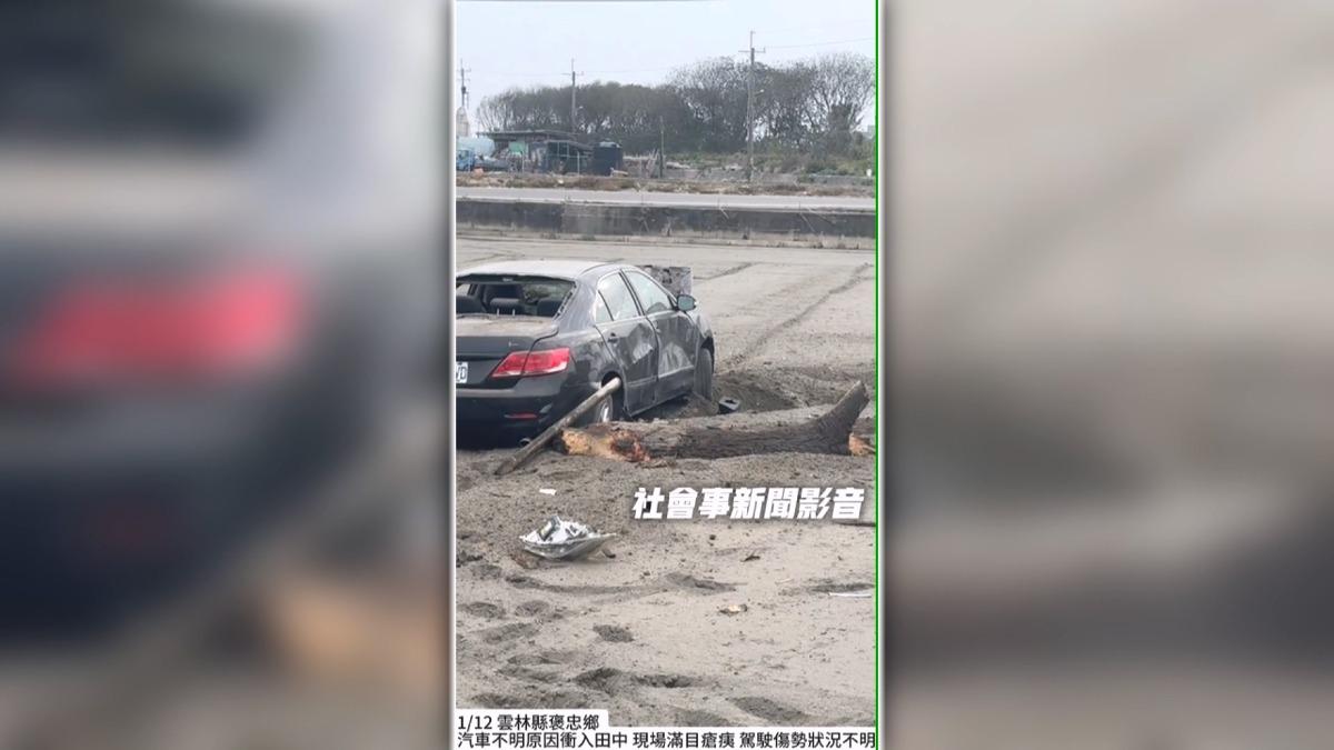 雲林轎車撞斷電線桿衝進田，田主暖回應「人沒事就好」。(圖／社會事新聞影音)
