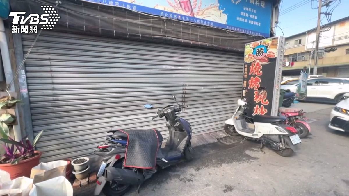 黑轎車打滑「撞爛熱炒店」，駕駛無酒駕。(圖／TVBS)