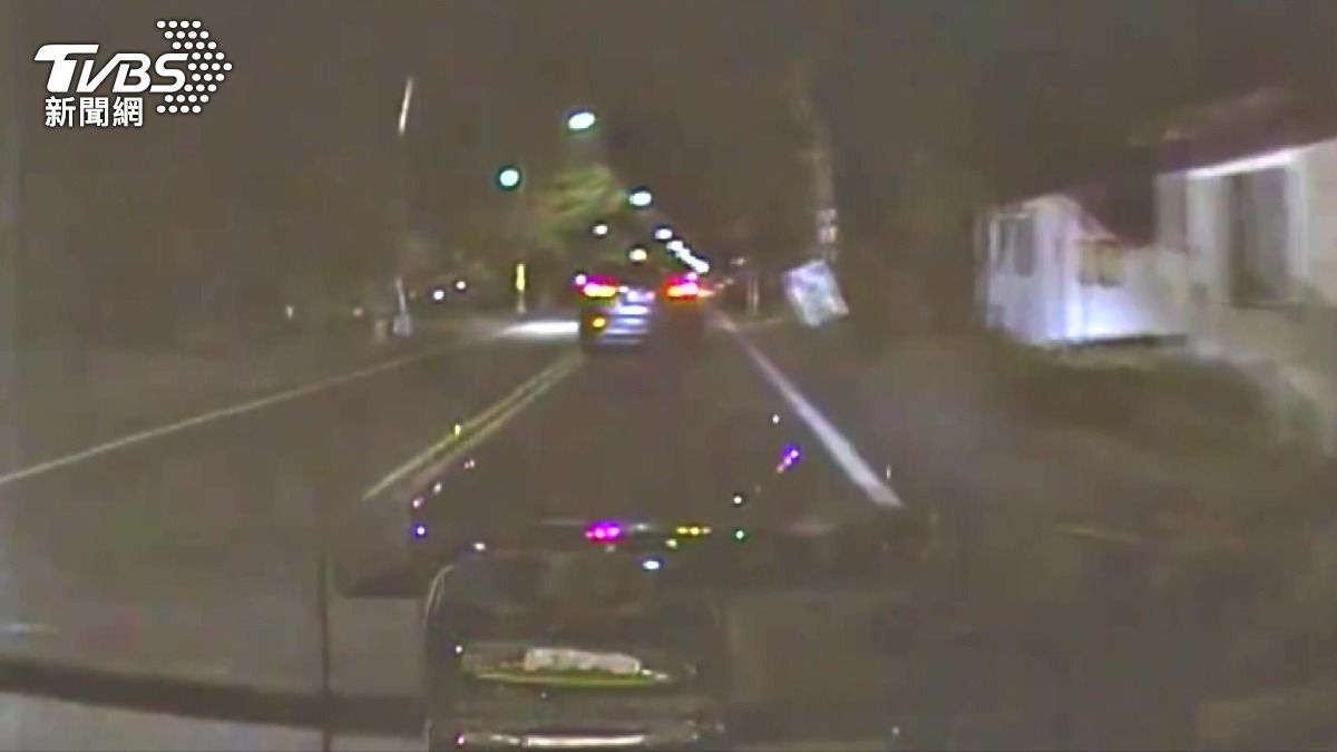 埔里分局員警執行勤務時，發現一輛休旅車在夜間行駛卻未開啟大燈。(圖／TVBS)