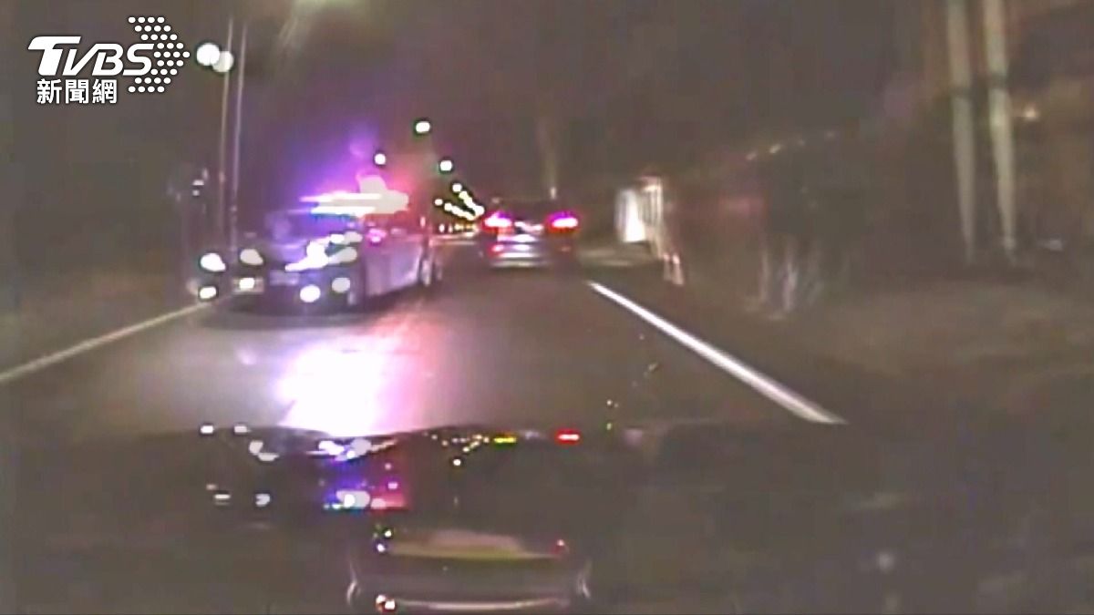 毒蟲拒檢，逆向衝國道，即使警車攔截，仍極限右閃，雙方展開追逐戰。(圖／TVBS)