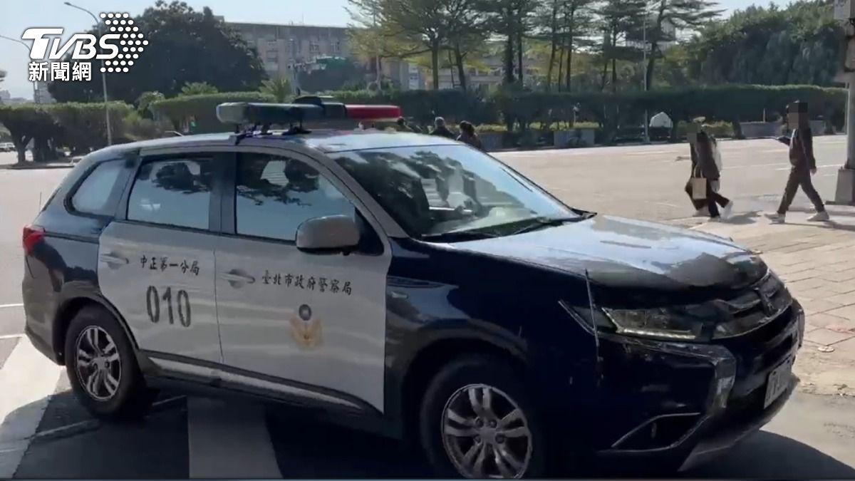 警方將張男帶返派出所,後續將依《刑法》恐嚇危安罪嫌移送法辦。(圖/TVBS)
