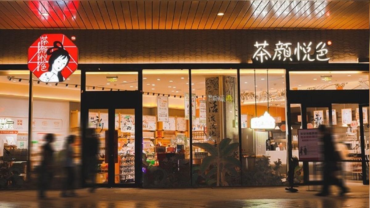 知名手搖飲換燈具出事!陸男「觸電15秒」鷹架摔落亡
