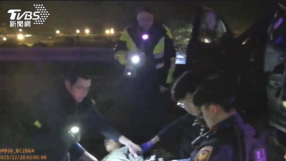 假找證件真逃逸！66歲男毒駕心虛，「狂飆4公里」仍遭警壓制逮捕。(圖／TVBS)