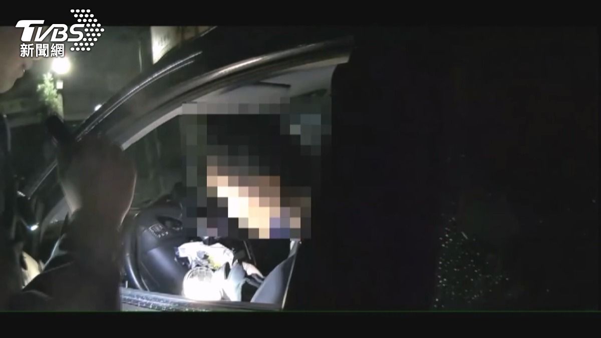 警方搜索車輛後，發現不僅有一級毒品海洛因，還有喪屍菸彈。(圖／TVBS)