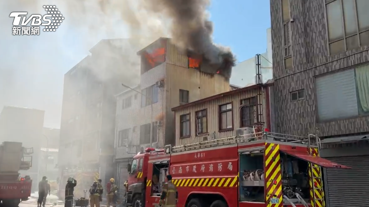 快訊/台南康樂街大火 透天厝「全面燃燒」恐怖火煙狂竄