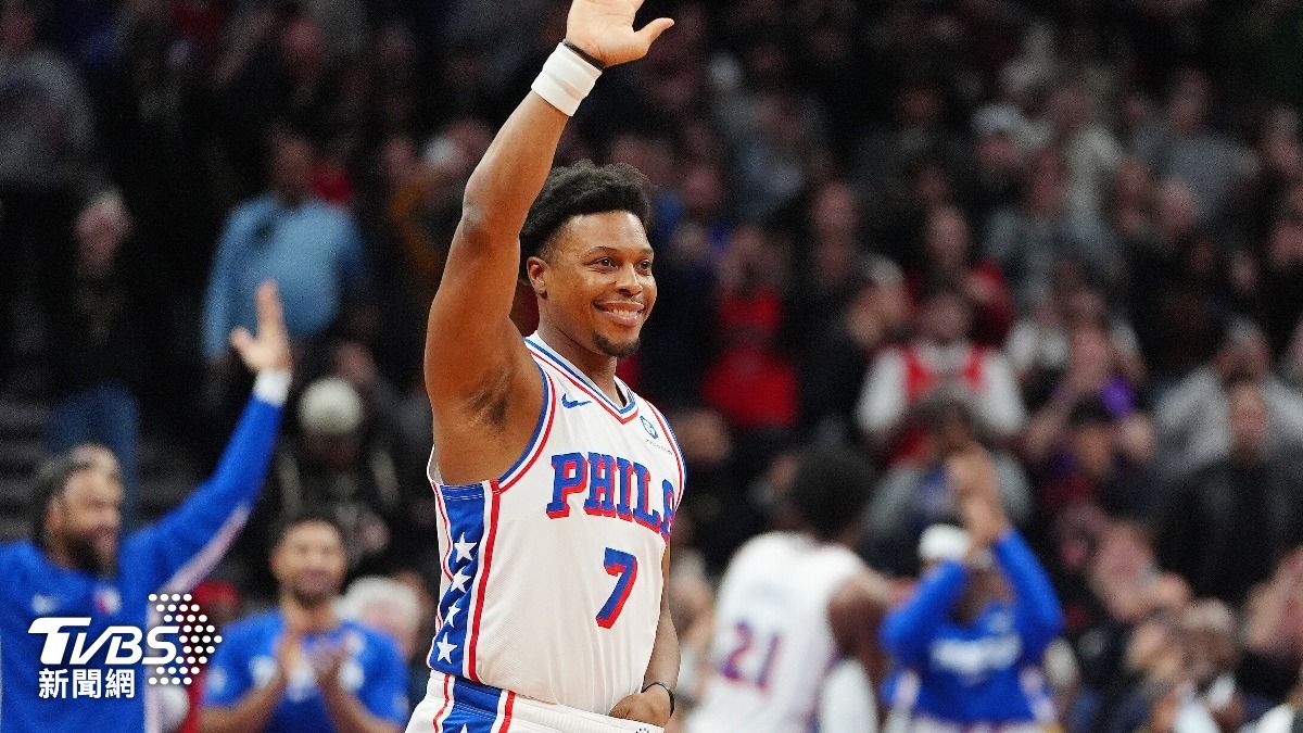 76人老將羅瑞（Kyle Lowry）替補上陣，迎來多倫多球迷歡呼。（圖／達志影像美聯社）