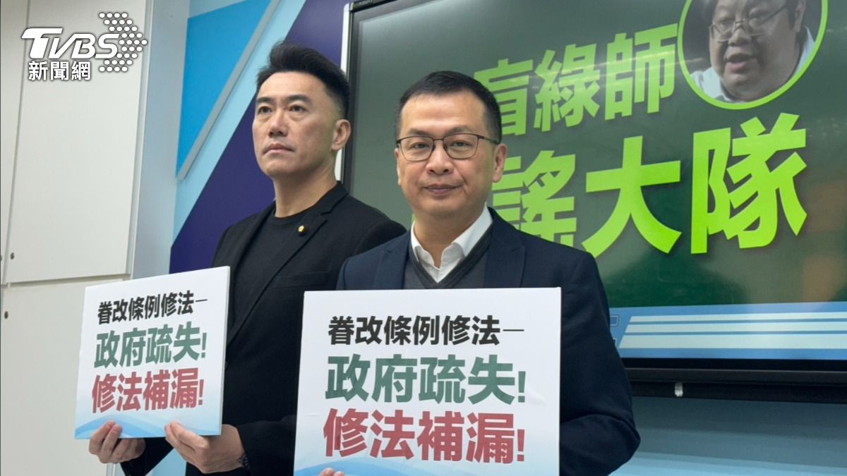 羅智強(右)要經民連出來針對造謠眷改條例道歉。(圖/陳怡潔攝)