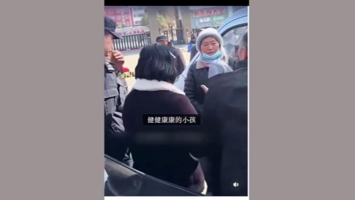 大陸河南省新蔡縣13歲學生在學校宿舍離奇死亡，家屬赴學校要求說明。（圖／網路）
