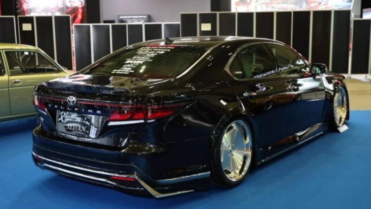 這輛Vellfire Sedan換上21吋WORK鋁圈,並搭配氣壓懸吊系統,可大幅降低車身高度。(圖/NATS提供)