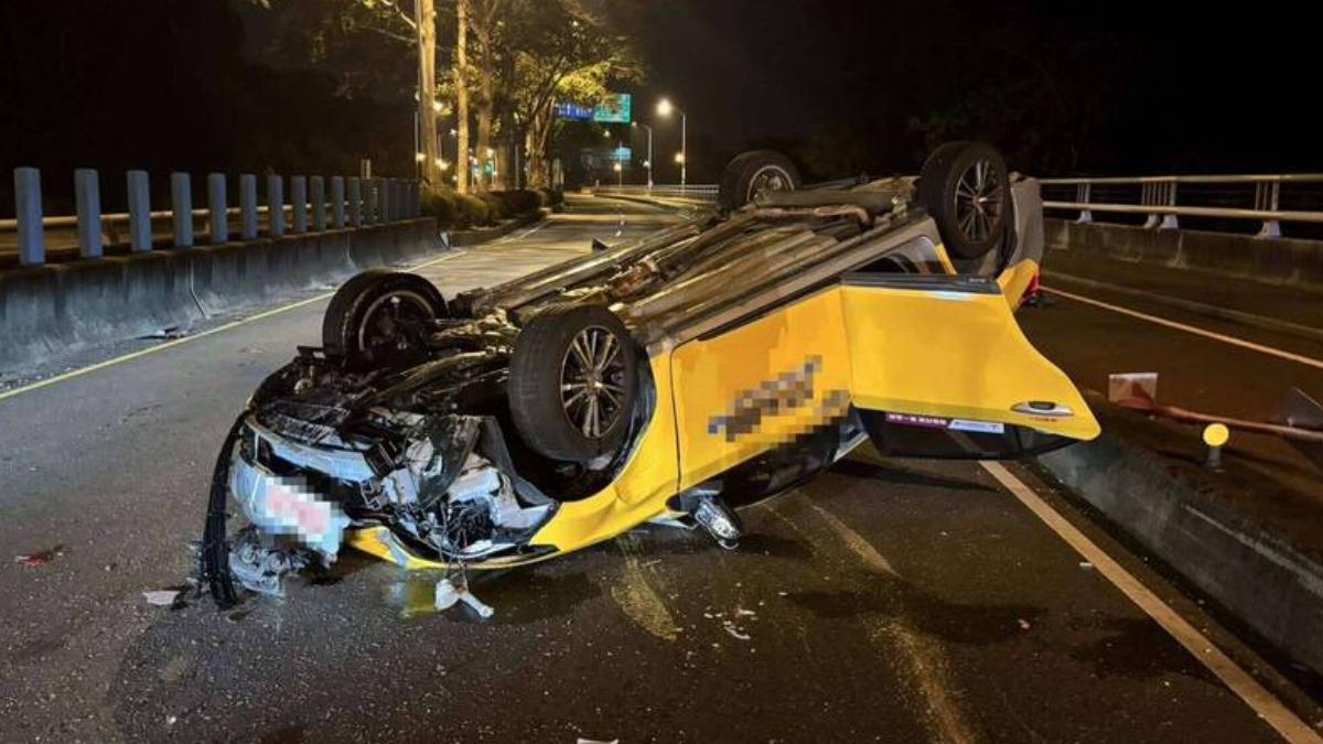 台74甲線「浪貓竄出」!小黃急閃撞分隔島翻車 車慘變形2人傷