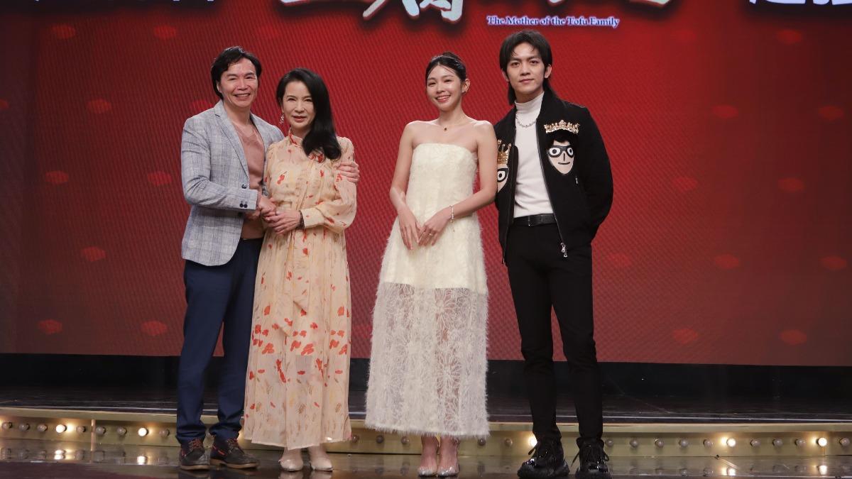 左起吳鈴山、張倩、曾智希、郭忠祐劇中飾演一家人。(圖/民視提供)