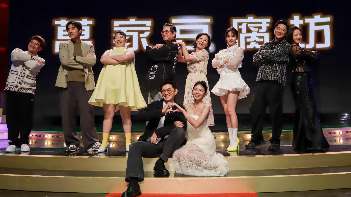 宮美樂(左三)為「萬家人」量身打造歌曲,劇組私下感情宛如一家人。(圖/民視提供)