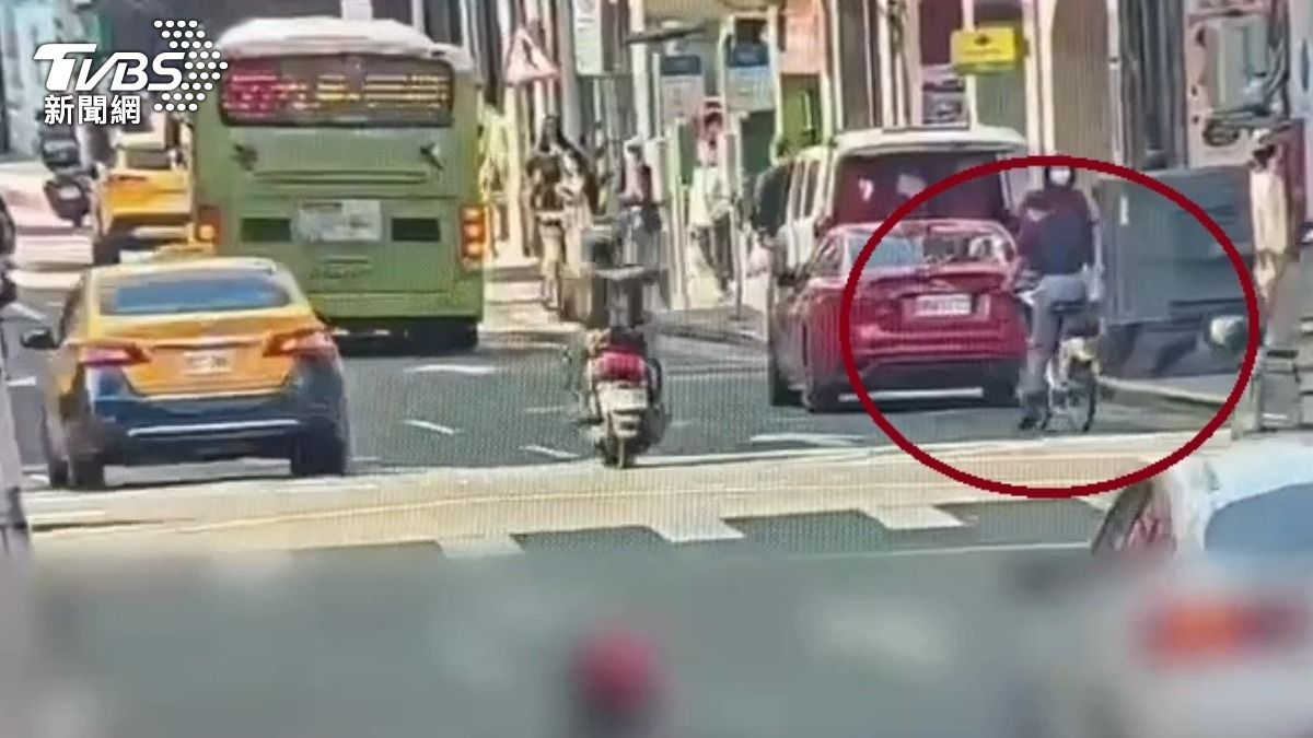 嫌犯騎乘UBIKE與路人發生爭執前情況。(圖/TVBS)