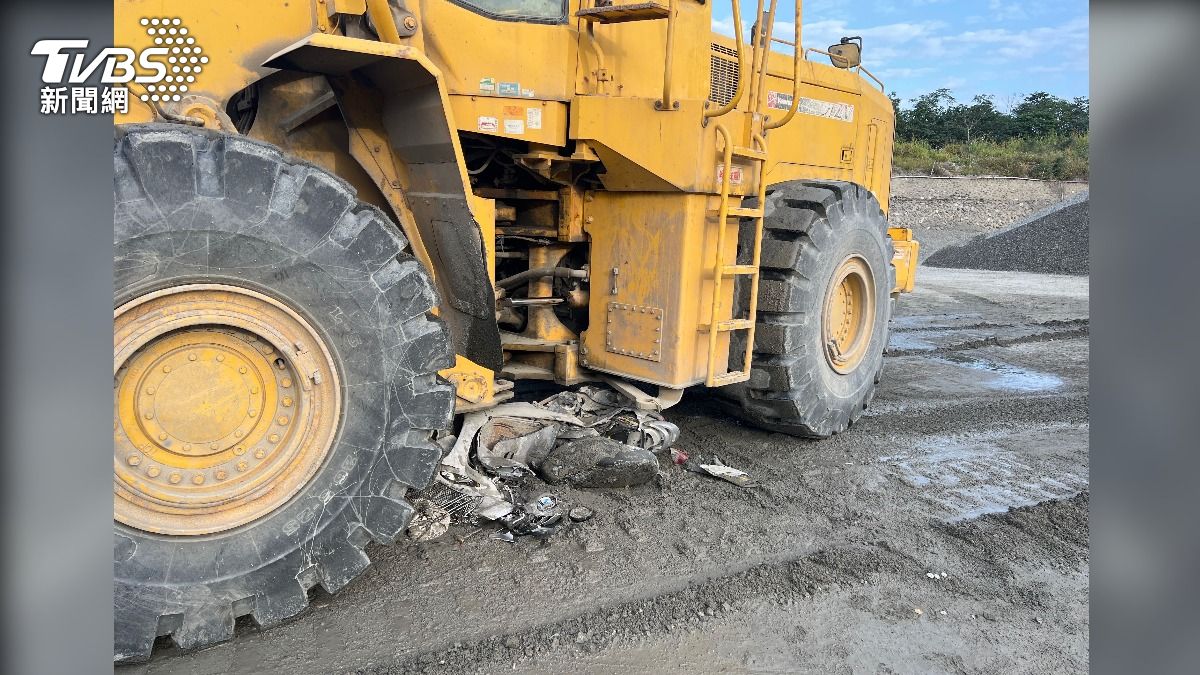 砂石場越南籍移工,開推土機倒車時,不慎輾斃騎機車巡視的廠長,失聲痛哭。(圖/TVBS)