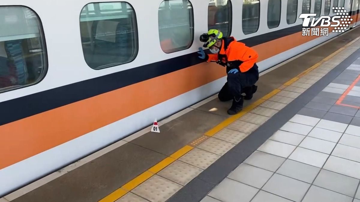 高鐵台南站於10點44分發生乘客落軌事故,一名男子不明原因落軌後卡在車底當場死亡。(圖/TVBS)
