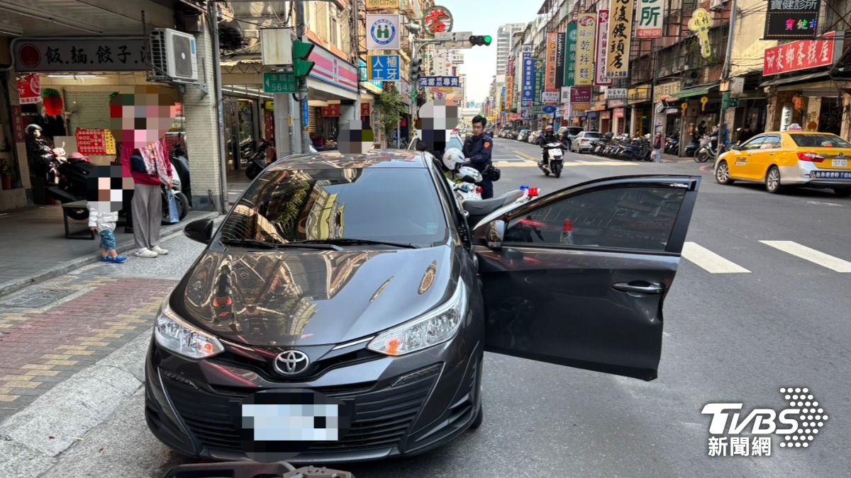 藍女的車門受到撞擊凹陷。(圖/TVBS)