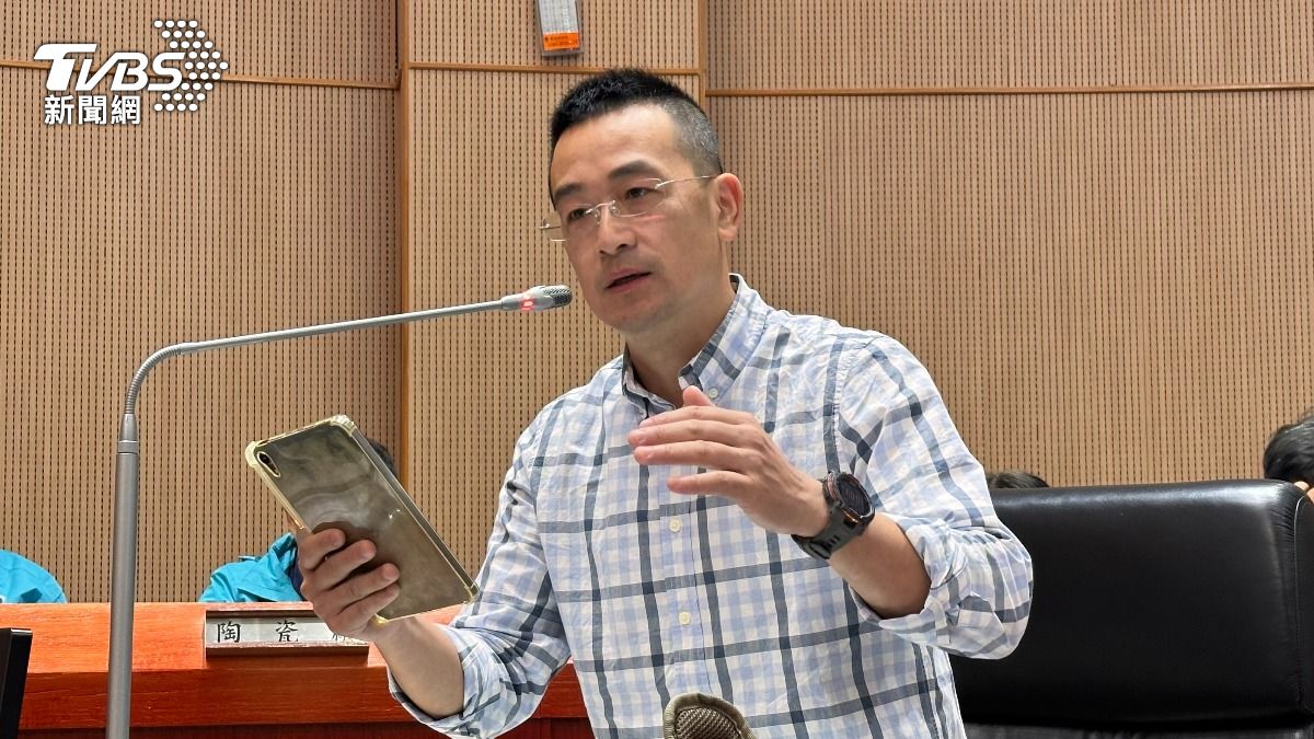 議員董森堡提醒相關單位做好因應春節人流高峰萬全準備。（圖／程子奕攝）