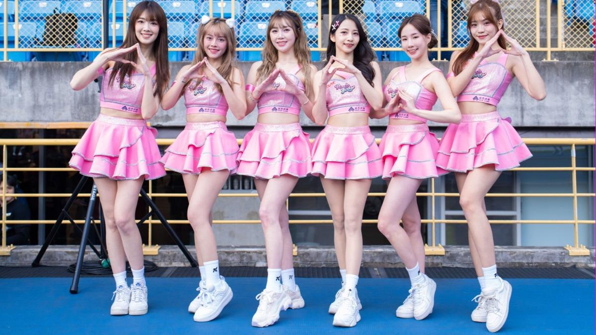 桃氣女孩陪伴跑者完賽。(圖/17LIVE桃氣女孩提供)
