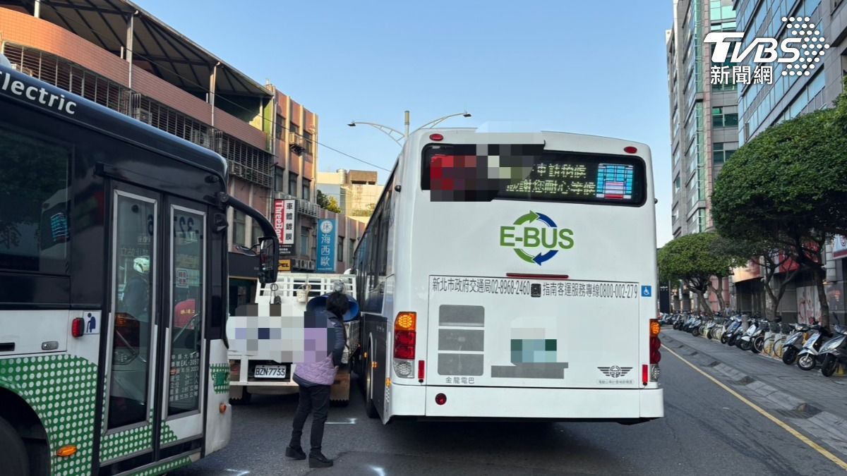 有片/新莊公車、貨車碰撞 4乘客受傷送醫救治中