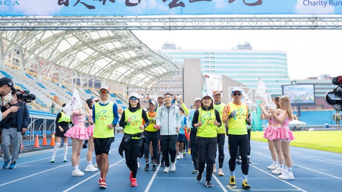 李洋(中)引領視障跑者與陪跑員繞場出場。(圖/17LIVE桃氣女孩提供)