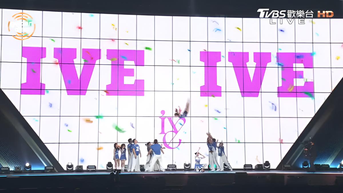 IVE在金唱片的啦啦隊表演，被拋飛的啦啦隊員是台灣人。（圖／TVBS、disney+）