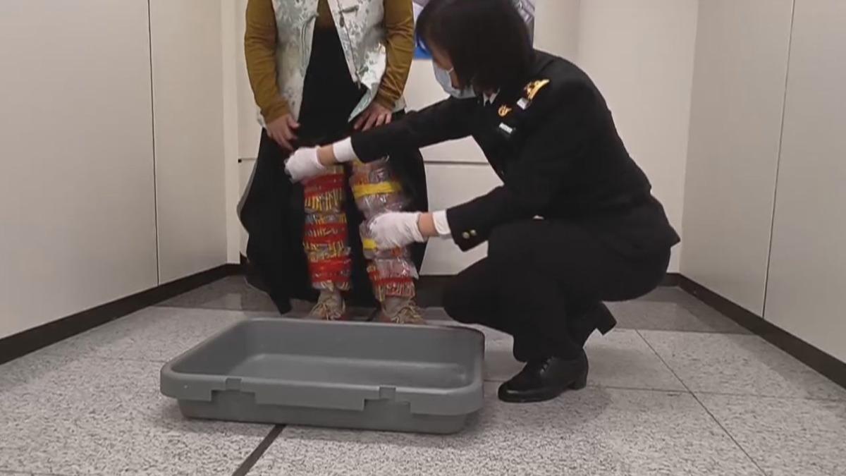 大陸一名女子腿上綁了570支瘦瘦針企圖闖關,但因為走路姿勢太奇怪被發現。(圖/上海東方衛視)