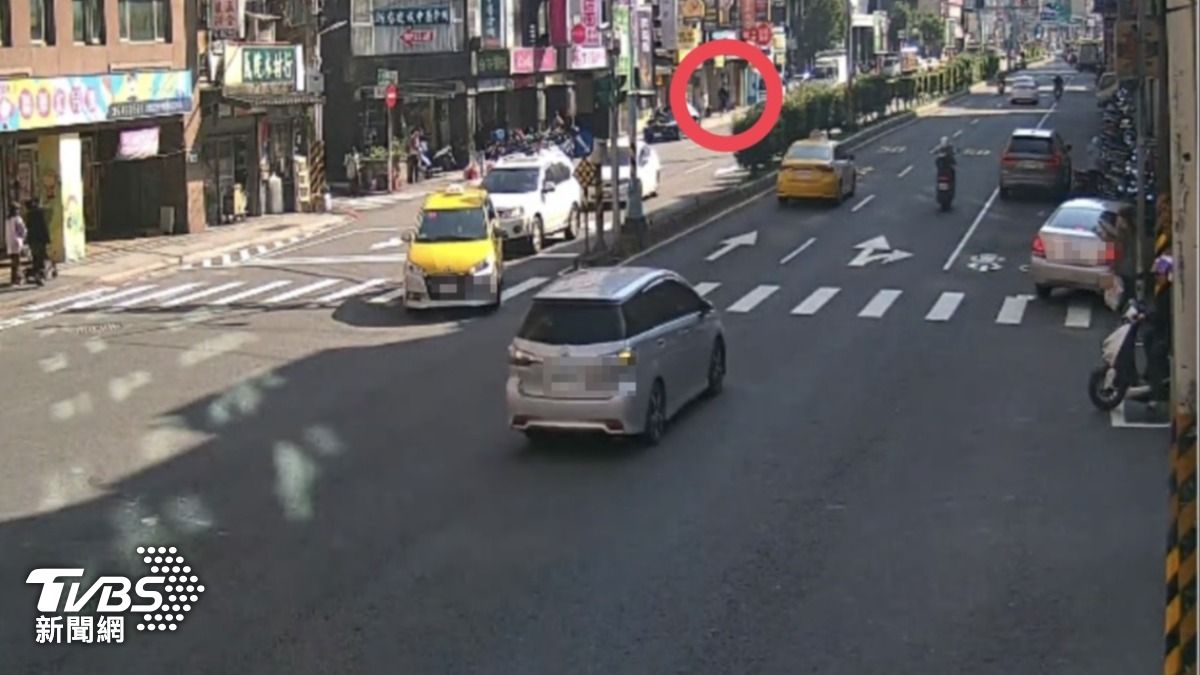 車手撞車後逃逸。(圖/TVBS)