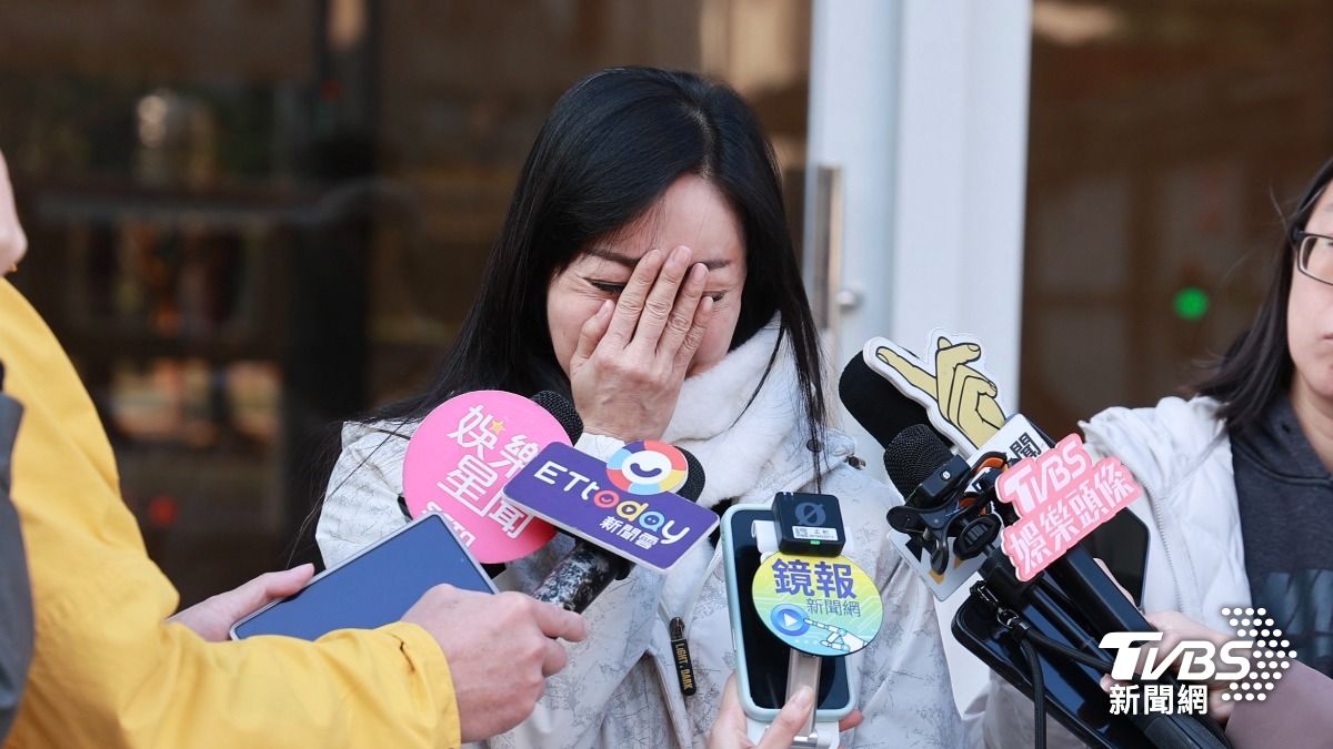抗癌女星抱病送別曹西平靈堂前淚崩 悔恨泣訴「生前冷戰多年」內幕