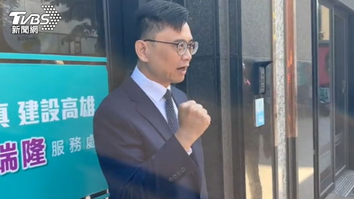 賴瑞隆在黨內高雄市找初選民調勝出，第一時間感謝黨內同志與支持者。（圖／TVBS）