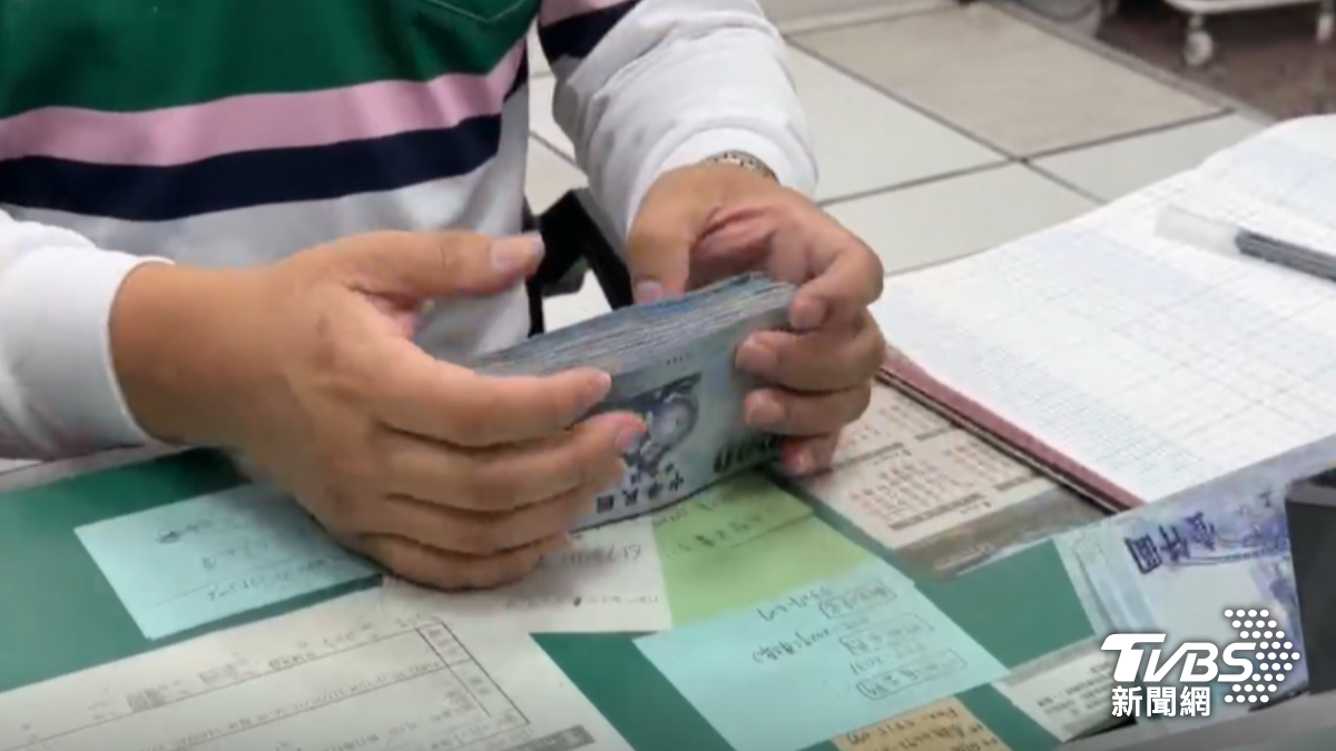 新竹竹北農會一名員工用手摸厚度,就能精準說出鈔票數量。(圖/TVBS)