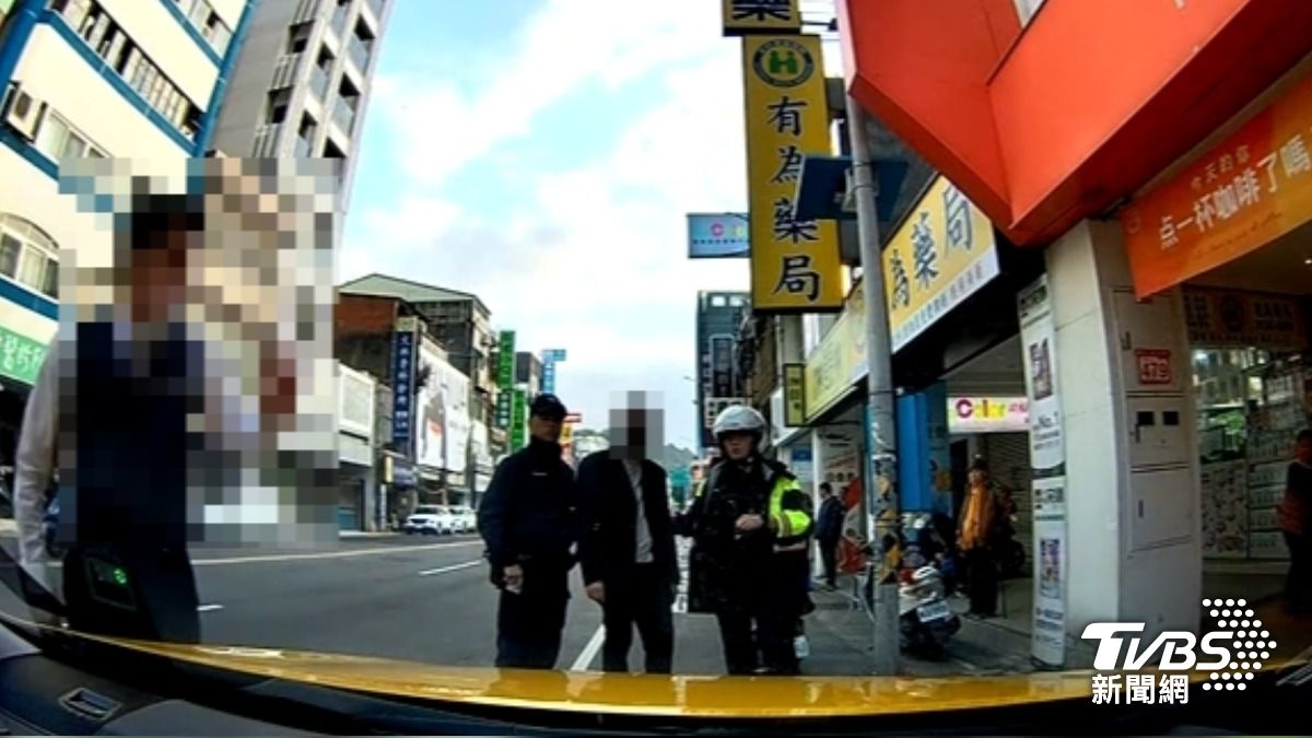 控警丟「醉男」上計程車,運將拒載路倒男。(圖/TVBS)