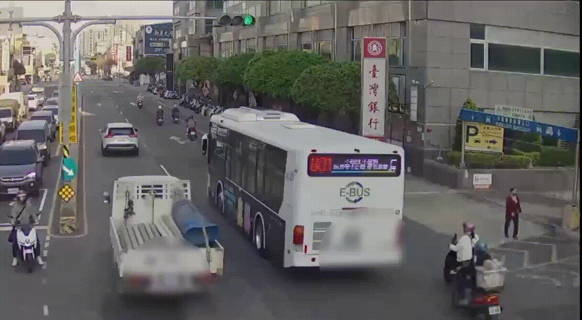 撞擊瞬間曝光。(圖/TVBS)