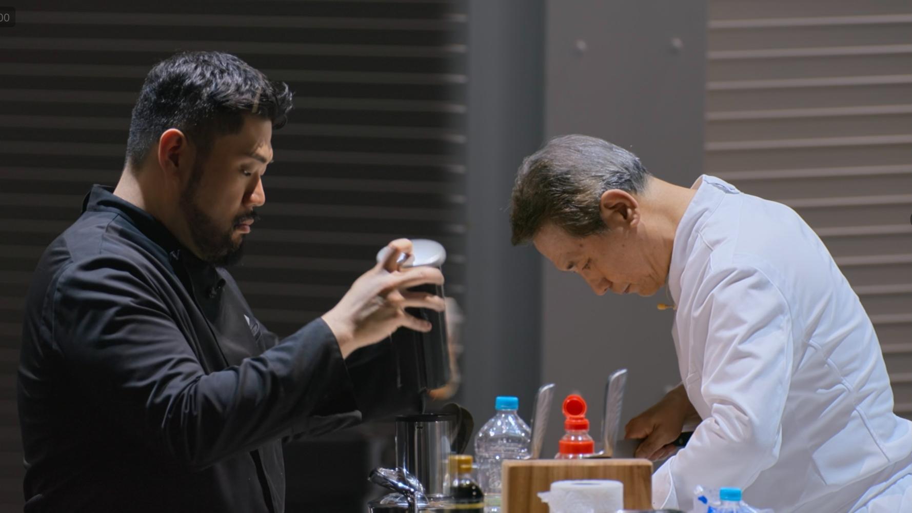 「無限料理地獄」由料理怪物(左)、侯德竹拚到最後。(圖/翻攝自Netflix)