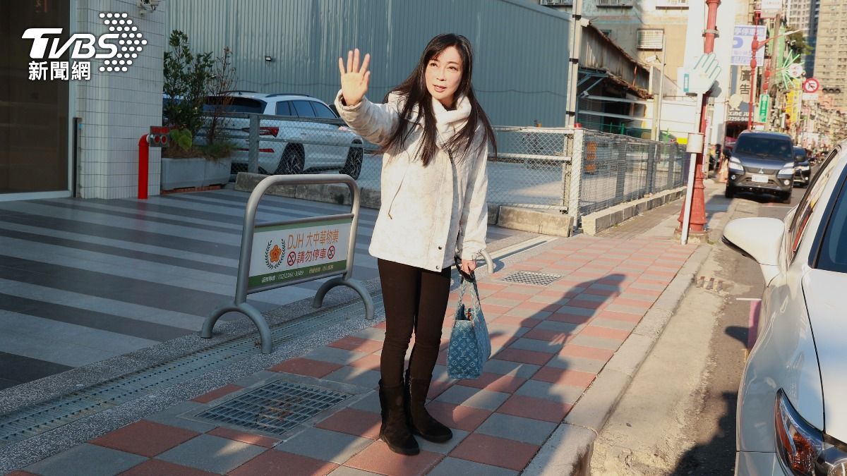 顧婕抱病到曹西平靈堂致意。(圖/黃城碩攝)