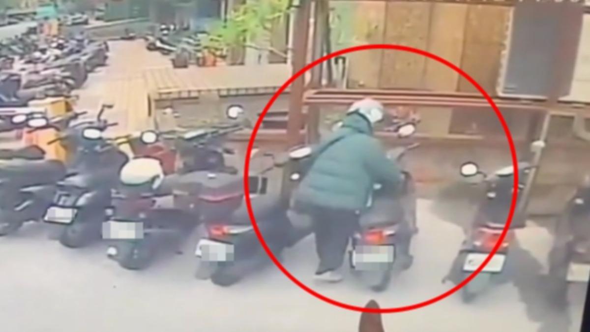 男子頭戴安全帽,看見機車鑰匙未拔,竟順勢把車子騎走。(圖/取自民眾提供)