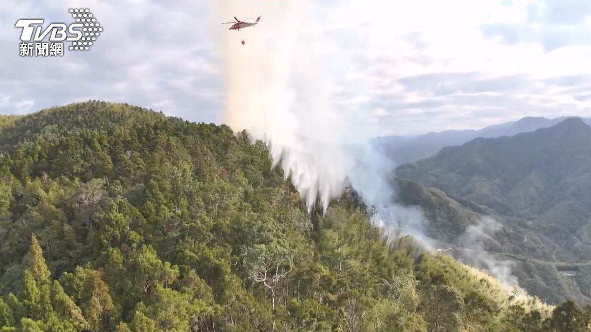 草嶺山林大火狂燒8公頃!地勢陡消防車進不去,全村逾30人載水救援。(圖/TVBS)