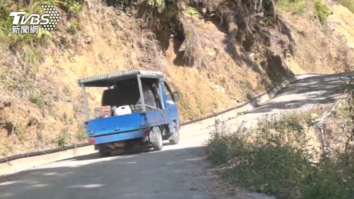 全村出動約30至40名農民以發財車載水協助滅火。(圖/TVBS)
