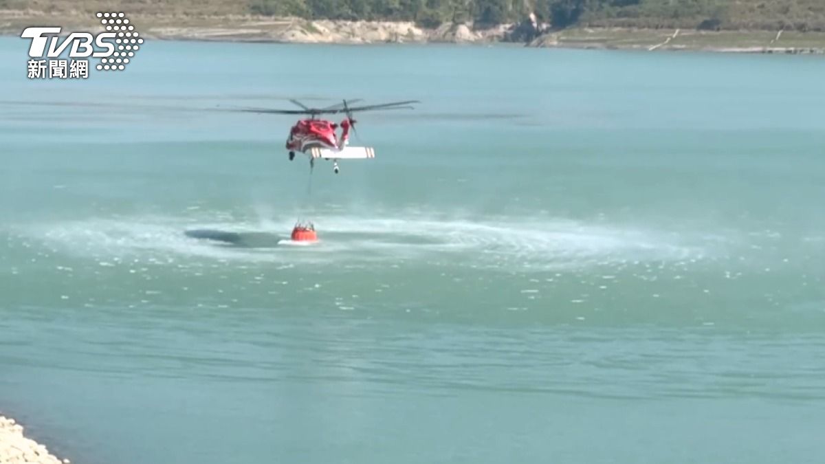 空勤直升機也多次往返湖山水庫載水支援,持續進行空中灑水滅火作業。(圖/TVBS)