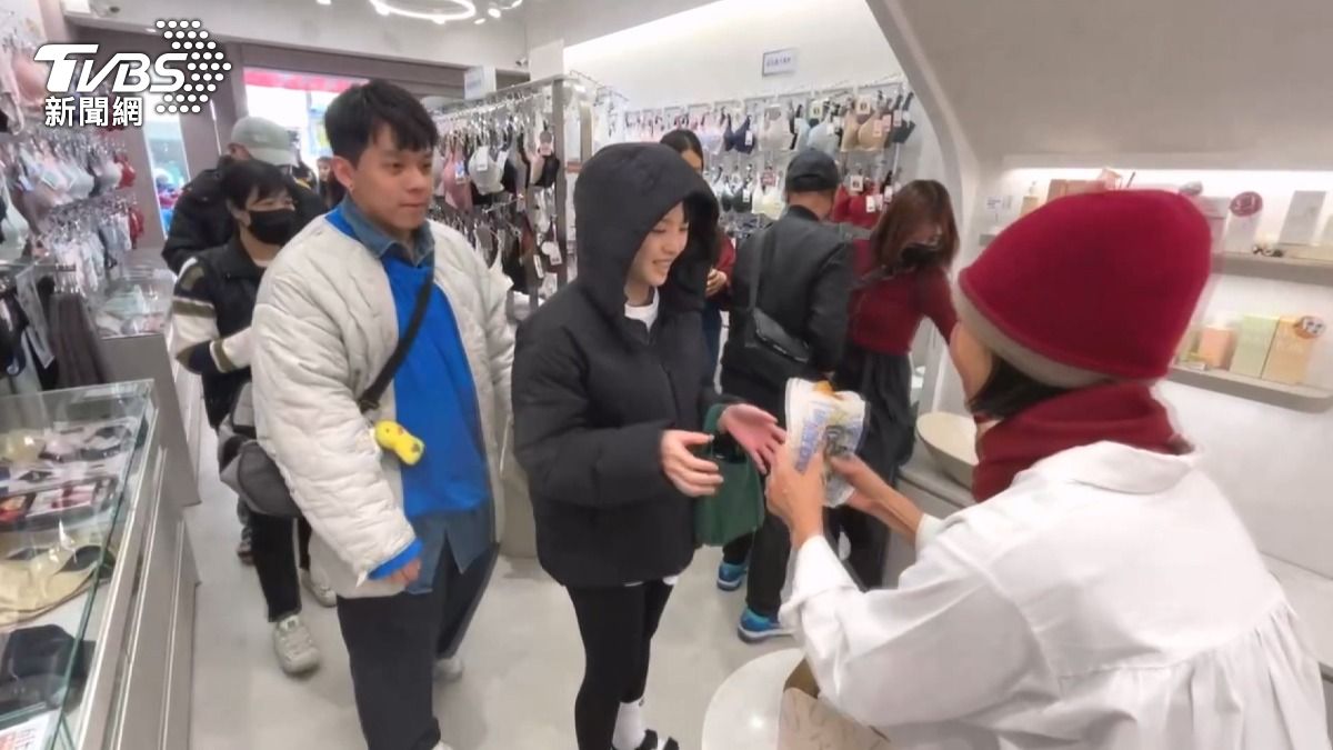 逢甲商圈雙喜臨門!內衣店客人中百萬,兩店聯手送雞排配珍奶。(圖/TVBS)
