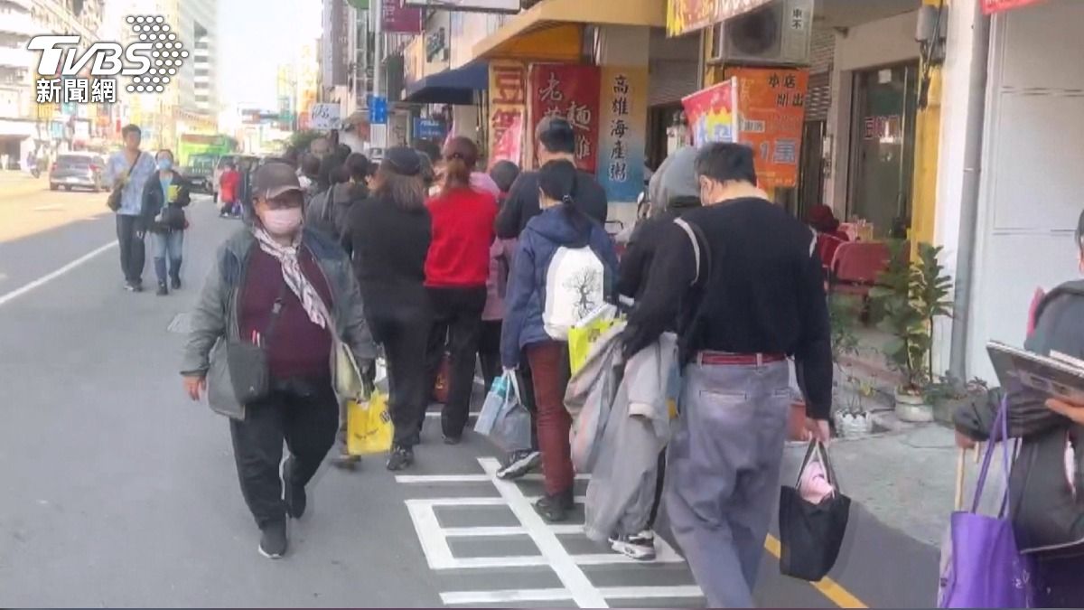內衣連鎖品牌日前有顧客來店消費2400元中百萬,隔壁另一個內衣品牌店重新開幕,也加入活動送珍奶 。(圖/TVBS)