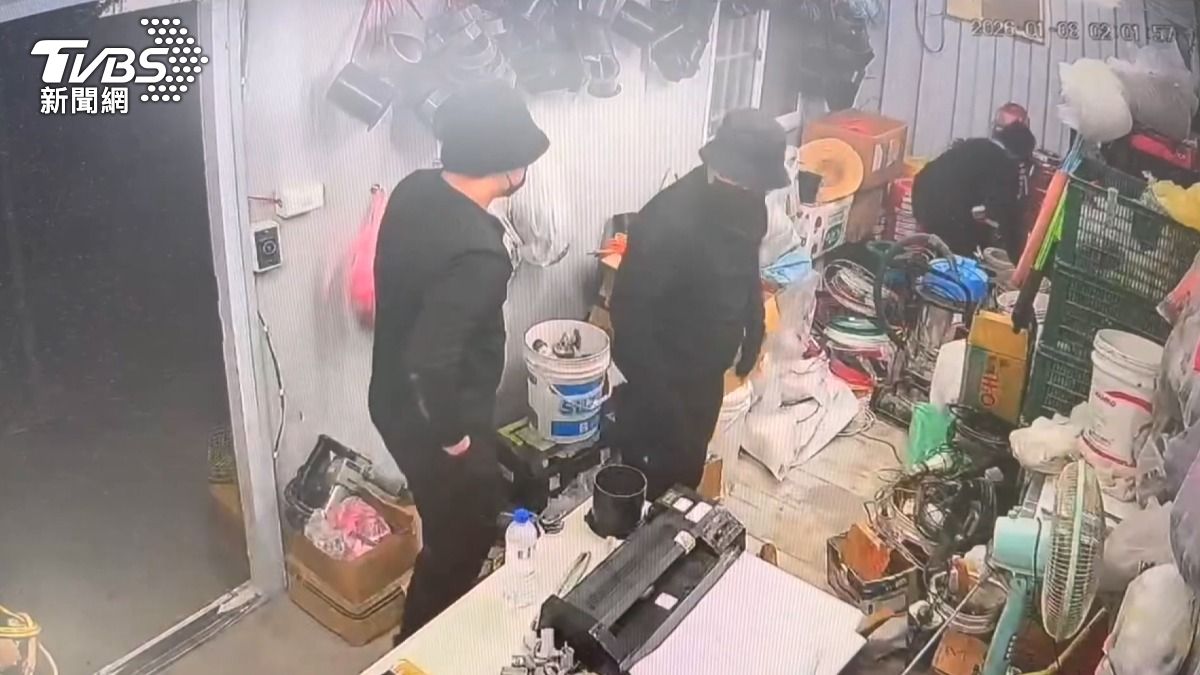 一名竊賊彎腰時還露出鮮紅色內褲，在全身黑打扮下，成了焦點。(圖／民眾提供)