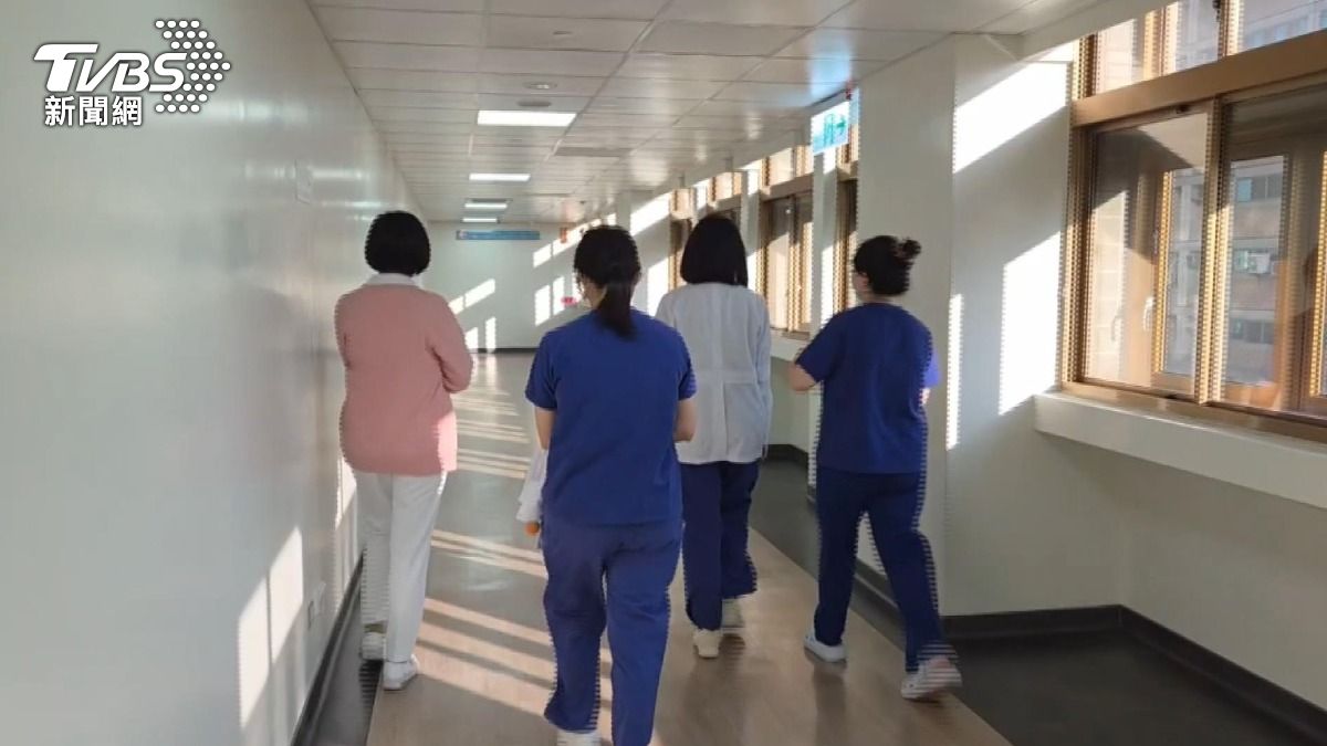 這張紙被轉發到「靠北護理師小編本人」社群後，引發不少網友留言砲轟。(圖／TVBS)