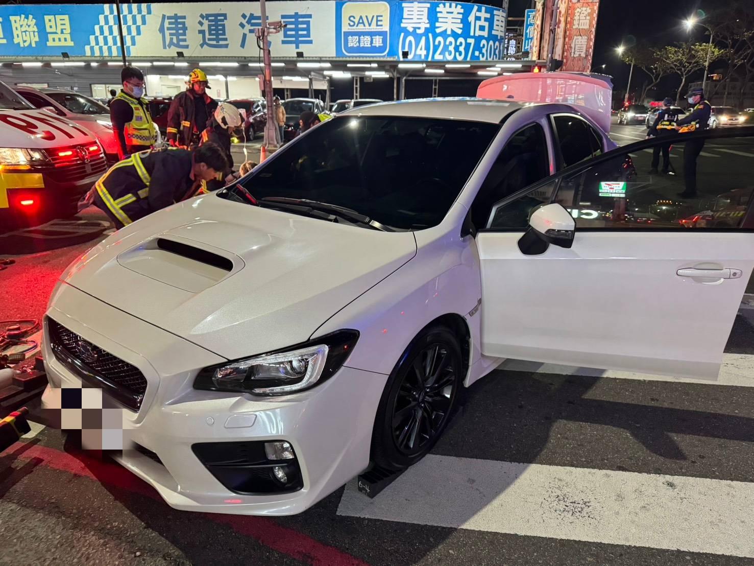 機車騎士壓車底,一度無呼吸心跳。(圖/TVBS)