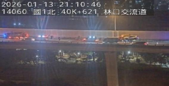 車禍發生後,警方與救護人員趕往現場。(圖/翻攝高速公路即時路況)