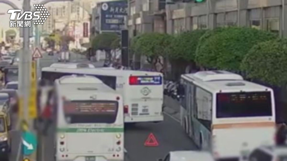 新莊區中正路上發生公車與貨車碰撞車禍。(圖/TVBS)