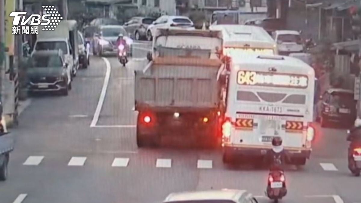 砂石車跨雙黃線逆向超車釀禍。(圖/TVBS)